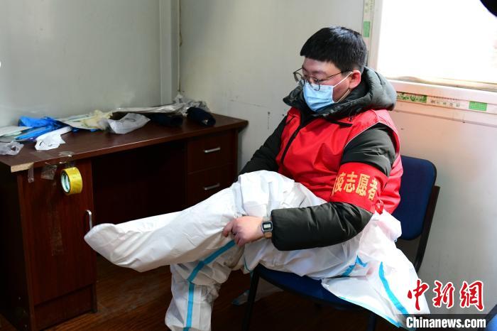 穿防護(hù)服。　鐵西區(qū)委宣傳部 攝