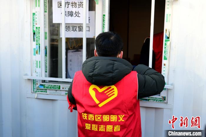 領(lǐng)防護(hù)用品?！¤F西區(qū)委宣傳部 攝