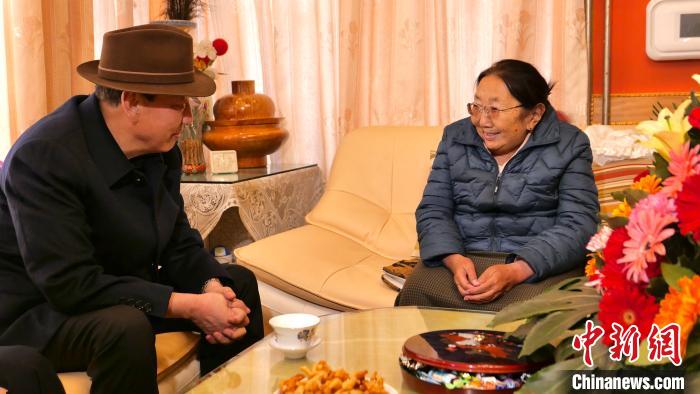 西藏自治區(qū)黨委統(tǒng)戰(zhàn)部部長(zhǎng)旦科一行慰問(wèn)黨外人士、愛國(guó)宗教人士及歸國(guó)藏胞