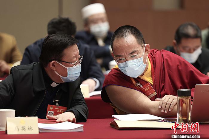 3月9日上午，全國(guó)政協(xié)十三屆四次會(huì)議舉行小組會(huì)議，討論“兩高”工作報(bào)告，審議各項(xiàng)決議和報(bào)告草案。圖為北京友誼賓館宗教界別委員小組會(huì)議現(xiàn)場(chǎng)，全國(guó)政協(xié)常委、中國(guó)佛教協(xié)會(huì)副會(huì)長(zhǎng)、中國(guó)佛教協(xié)會(huì)西藏分會(huì)會(huì)長(zhǎng)班禪額爾德尼·確吉杰布(右)與全國(guó)政協(xié)常委、中國(guó)天主教主教團(tuán)主席馬英林(左)交流。<a target='_blank' ><p  align=