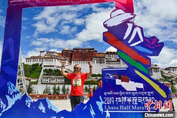 資料圖為2019年8月18日，拉薩舉行半程馬拉松賽。　江飛波 攝