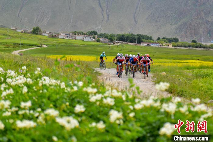 資料圖為2019年，西藏拉薩在堆龍德慶區(qū)舉行楚布溝山地自行車越野賽。　江飛波 攝