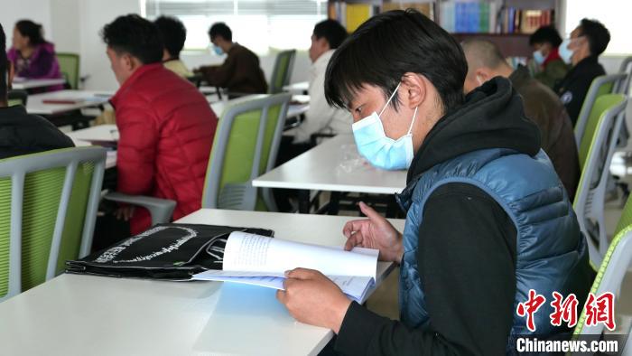 圖為正在閱讀“杰松達(dá)孜”藏歷法教材的學(xué)員?！≈x牧 攝