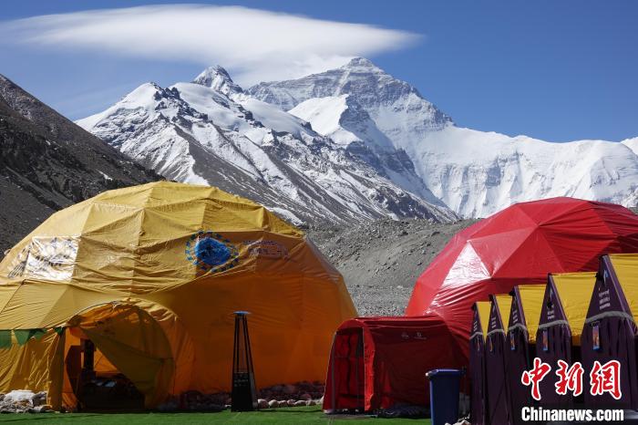 5月9日的珠峰北坡登山大本營?！∪轿木?攝