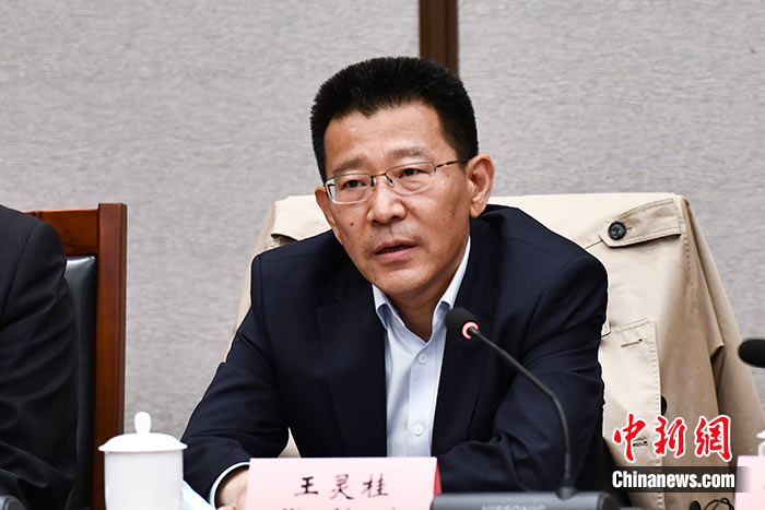 5月16日，由中國社會科學(xué)院西藏智庫、中國社會科學(xué)院民族學(xué)與人類學(xué)研究所主辦的第五屆西藏智庫國際論壇在北京舉行。中國社會科學(xué)院副院長王靈桂在致辭中表示，今年是西藏和平解放70周年，西藏人民團(tuán)結(jié)奮斗，把貧窮落后的舊西藏建設(shè)成經(jīng)濟(jì)發(fā)展、文化繁榮、社會進(jìn)步、環(huán)境良好、生活幸福的社會主義新西藏，西藏歷史上第一次徹底消滅了絕對貧困，同全國人民一起，西藏各族人民已經(jīng)走進(jìn)全面建成小康社會的新時(shí)代，進(jìn)入歷史發(fā)展的新坐標(biāo)。 <a target='_blank' ><p  align=