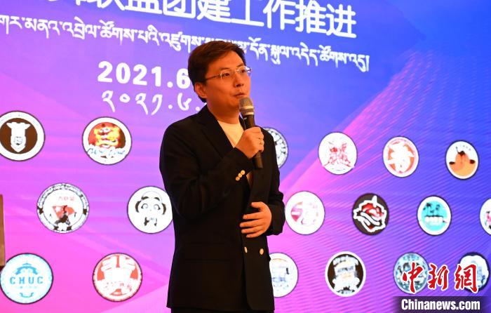 圖為中國舞蹈家協(xié)會街舞委員會常務(wù)副主任、秘書長夏銳致辭?！≮w朗 攝