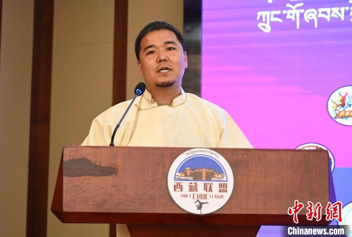 圖為西藏街舞聯(lián)盟常務(wù)副主任朗卡旺青致辭?！≮w朗 攝