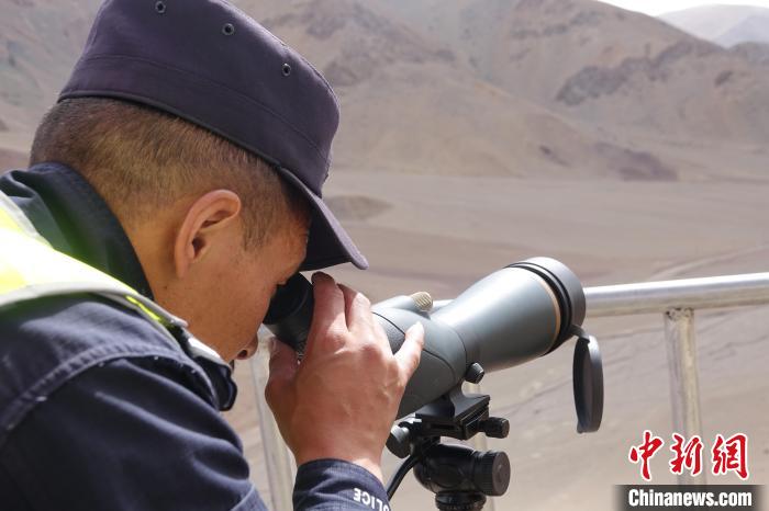 索朗曲扎用望遠(yuǎn)鏡查看邊境情況?！∪轿木?攝