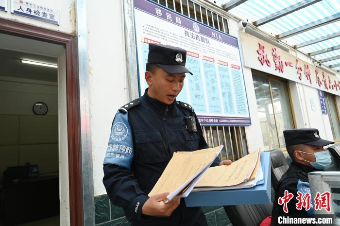 圖為洛桑朗嘎向記者展示卷宗?！≮w朗 攝