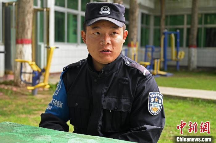 圖為邊煒接受記者采訪?！≮w朗 攝