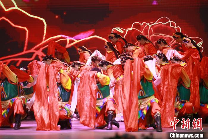 圖為農(nóng)行西藏分行演出現(xiàn)場(chǎng)?！∞r(nóng)行西藏分行 供圖