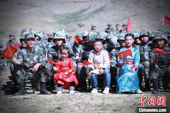 圖為駐地小朋友參加此次活動(dòng)?！?普布扎西 攝