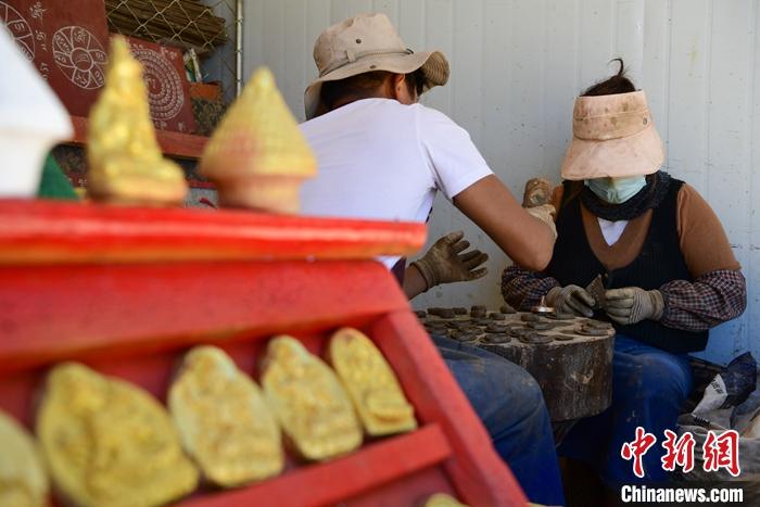 圖為6月14日，拉薩的手工藝人制作“擦擦”。 <a target='_blank' ><p  align=