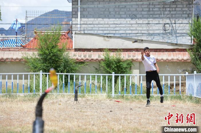 圖為西藏自治區(qū)拉薩市賽馬場內(nèi)市民在體驗(yàn)“打牛角”項(xiàng)目?！∝暩聛硭?攝