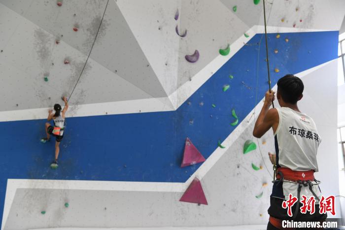 圖為西藏登山體驗(yàn)健身訓(xùn)練館內(nèi)登山隊(duì)員在體驗(yàn)攀巖項(xiàng)目?！∝暩聛硭?攝