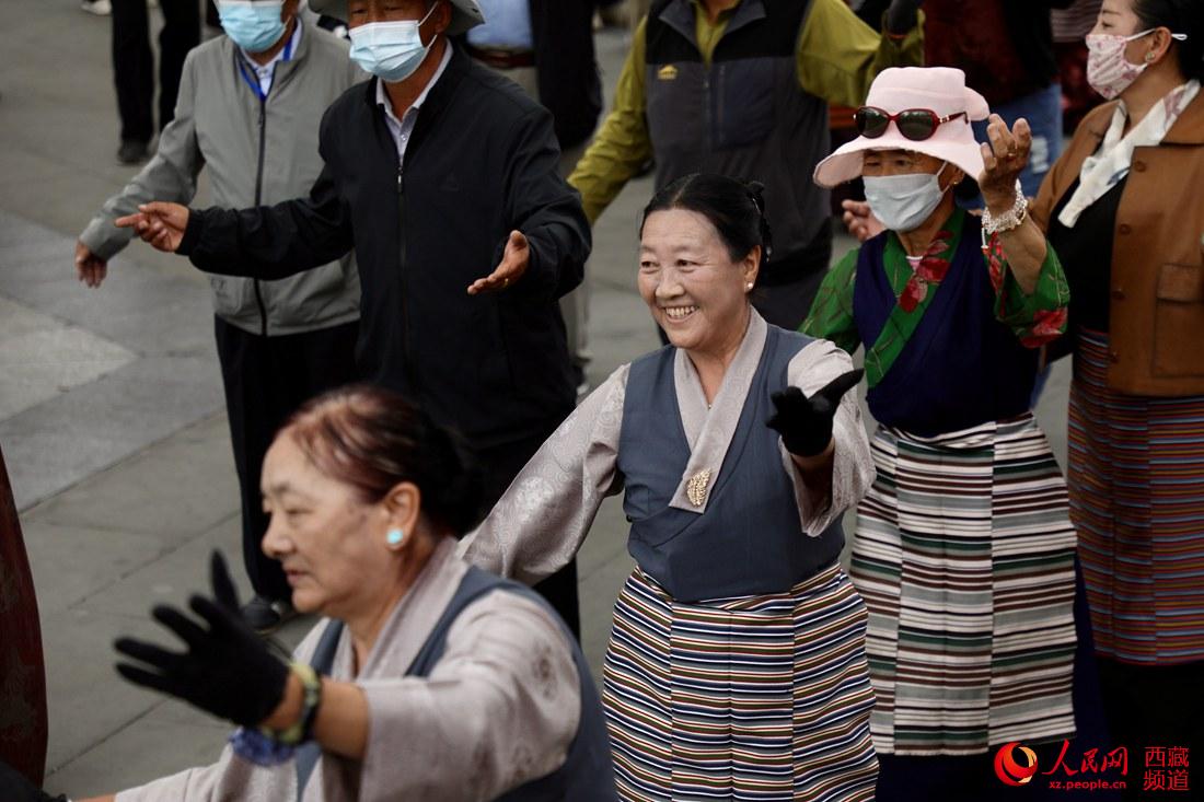 拉薩市民在宗角祿康公園跳鍋莊舞。人民網(wǎng) 次仁羅布攝