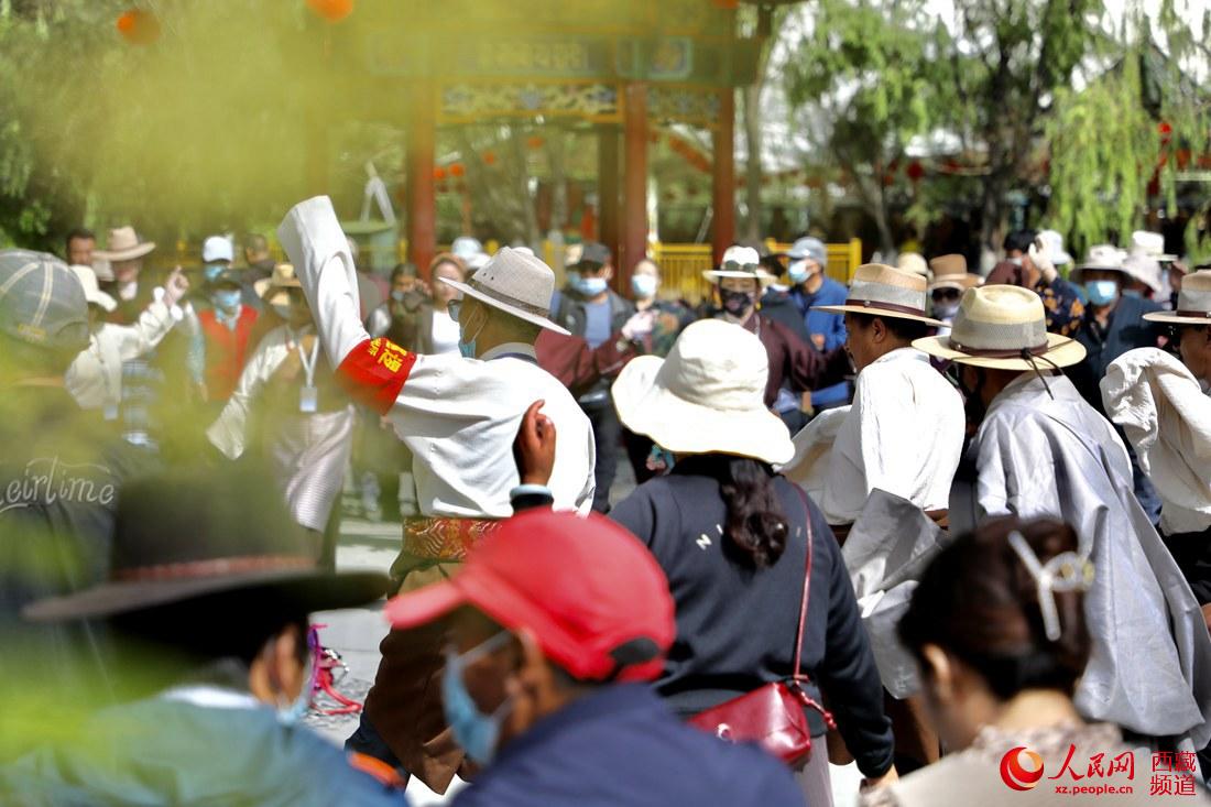 拉薩市民在宗角祿康公園跳鍋莊舞。人民網(wǎng) 次仁羅布攝