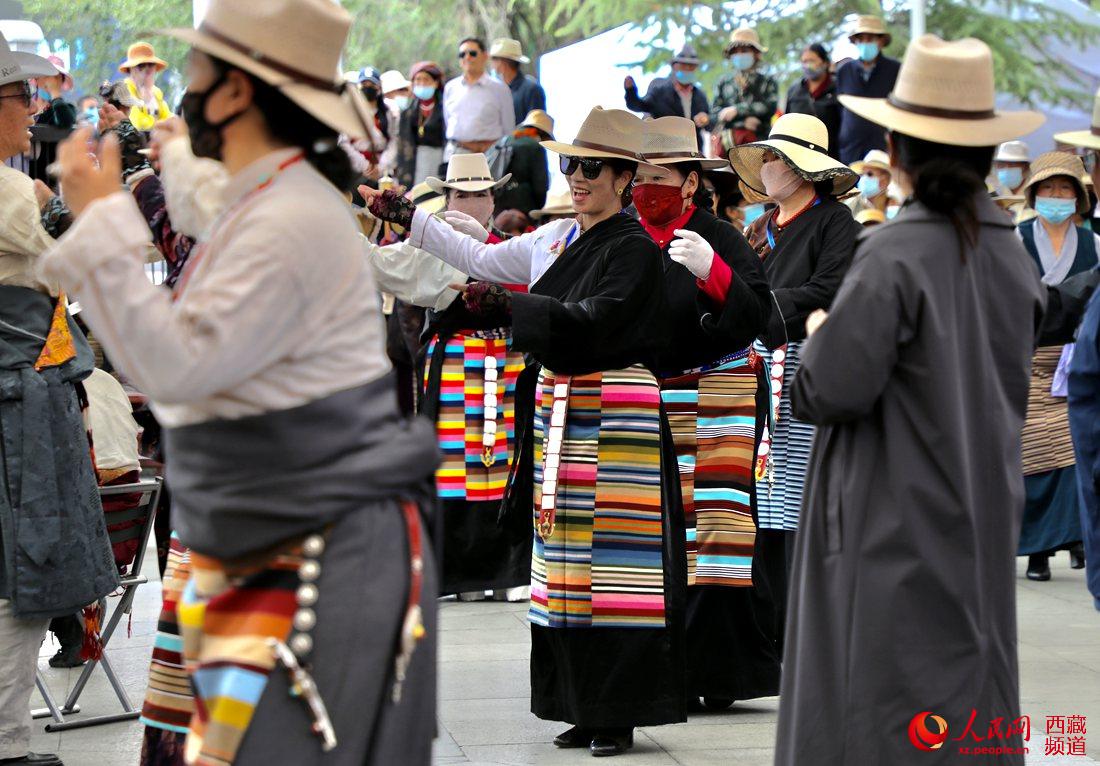 拉薩市民在宗角祿康公園跳鍋莊舞。人民網(wǎng) 次仁羅布攝