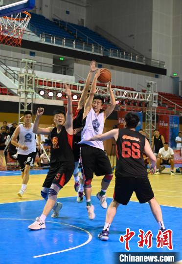 圖為西藏美康隊(duì)(白色球衣)對(duì)決雪域兄弟隊(duì)?！≮w朗 攝