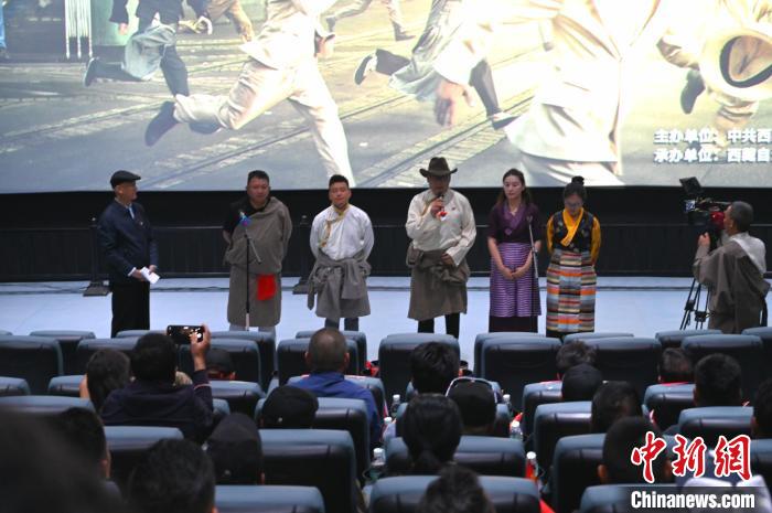 圖為主創(chuàng)人員分享譯制過程?！≮w朗 攝