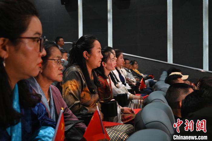 圖為觀眾觀看影片?！≮w朗 攝