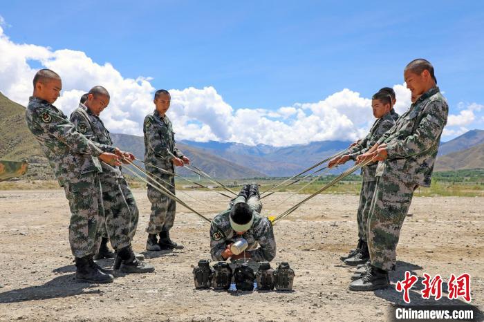 圖為荊棘排雷訓(xùn)練?！⊥踔緜?攝
