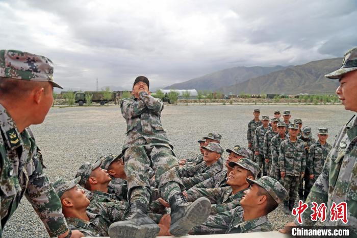 信任背摔。　段宏文 攝