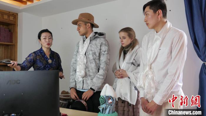 圖為圖為主播白瑪旺姆為留學(xué)生介紹直播流程。　謝牧 攝