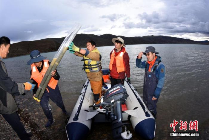 圖為科考隊(duì)員順利完成浪錯(cuò)采樣滿載而歸。 <a target='_blank' ><p  align=