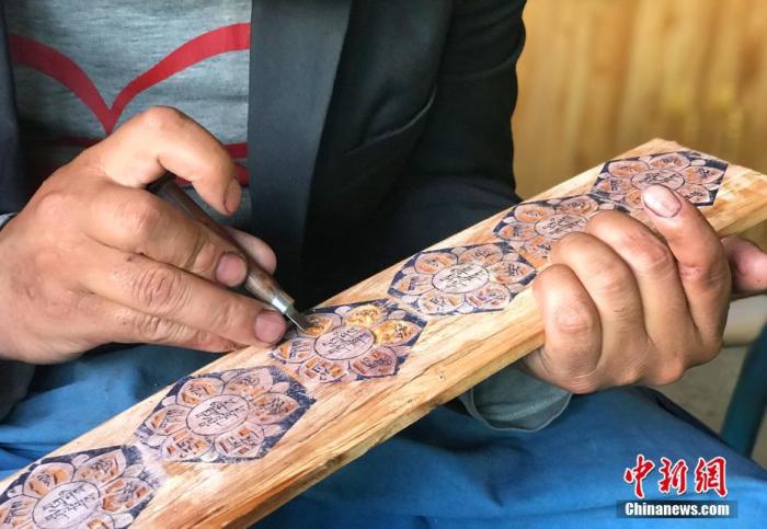 圖為7月14日，普松雕刻技藝傳承人嘎瑪曲扎正在家中進(jìn)行創(chuàng)作。 <a target='_blank' ><p  align=