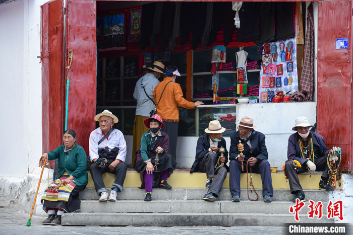 7月24日，轉(zhuǎn)經(jīng)老人在拉薩八廓街上休息。 <a target='_blank' ><p  align=