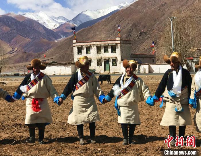 2021年3月，拉薩市德慶村村民在春耕儀式上表演傳統(tǒng)歌舞?！∪轿木?攝