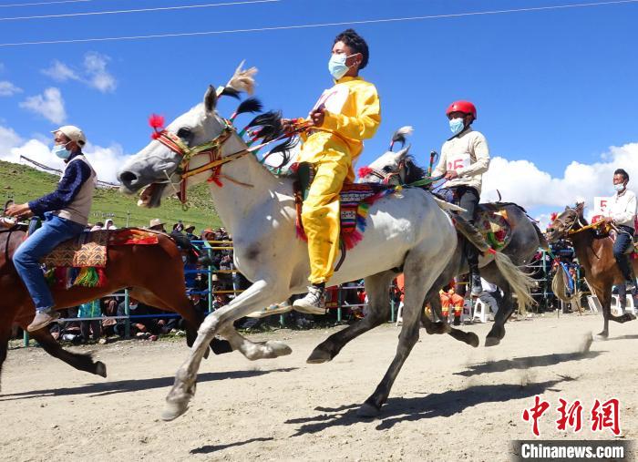 圖為打隆物交會(huì)期間舉辦的賽馬活動(dòng)?！∪轿木?攝