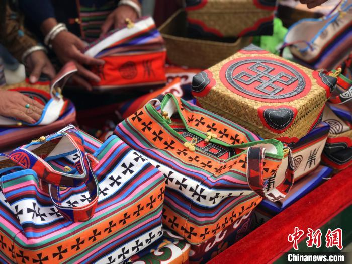圖為打隆物交會(huì)上售賣的民族手工藝品。　冉文娟 攝