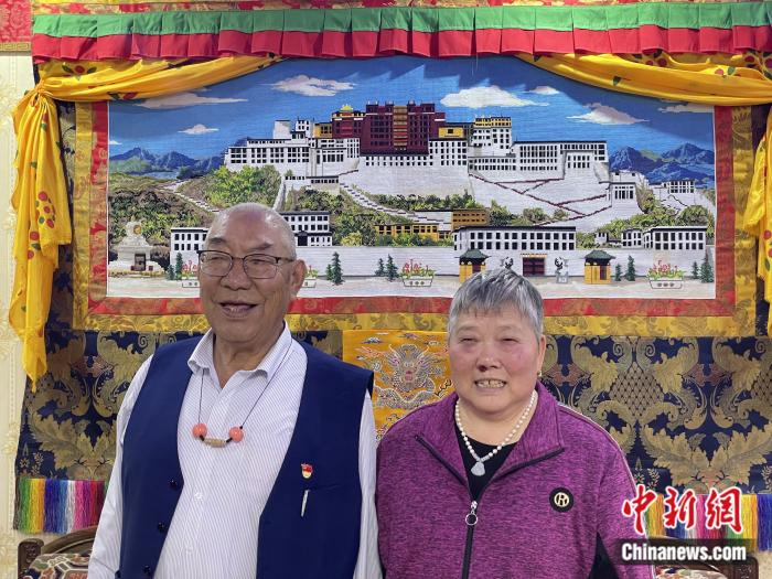 甲央曲培和杜應(yīng)芳在家中。彭寧鈴 攝