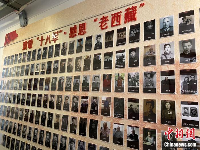 紅樓內(nèi)的展示墻。彭寧鈴 攝