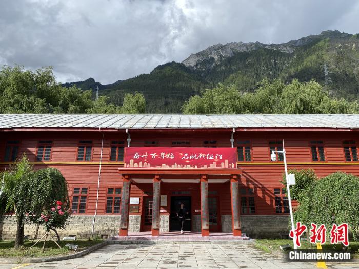 波密紅樓。彭寧鈴 攝