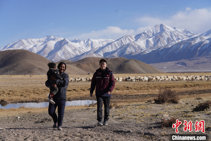 資料圖為4月29日，王克明在西藏自治區(qū)阿里地區(qū)噶爾縣義診。 <a target='_blank' ><p  align=