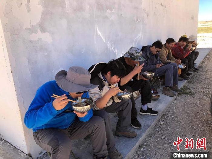 科考隊(duì)員在高原湖泊岸邊進(jìn)餐。　<a target='_blank' ><p  align=