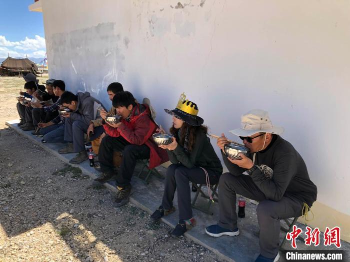 科考隊(duì)員在高原湖泊岸邊進(jìn)餐。　<a target='_blank' ><p  align=