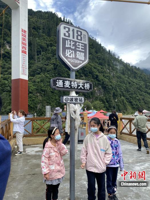 游人在通麥特大橋拍照打卡。彭寧鈴 攝