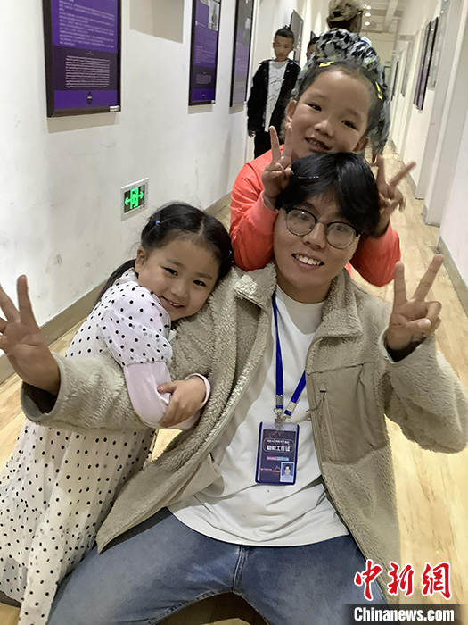 “Z世代”旦真旺加認(rèn)為，拉薩是一座開放與包容的城市，記憶中的拉薩是彩色的。2021年，旦真旺加從浙江大學(xué)漢語言文學(xué)專業(yè)畢業(yè)后，他選擇回到拉薩，成為一名漢語文實(shí)習(xí)助教。圖為8月4日，旦真旺加在課間陪學(xué)生玩耍。 <a target='_blank' ><p  align=