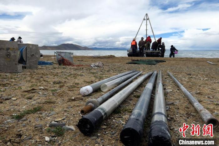 科考隊員從巴木錯采集的科研樣品?！?lt;a target='_blank' ><p  align=