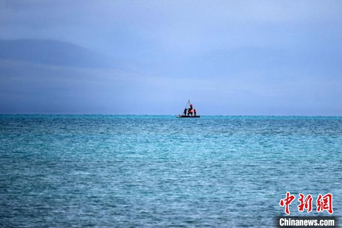 從岸邊營地以長焦鏡頭遠眺，科考隊員在巴木錯作業(yè)?！?lt;a target='_blank' ><p  align=