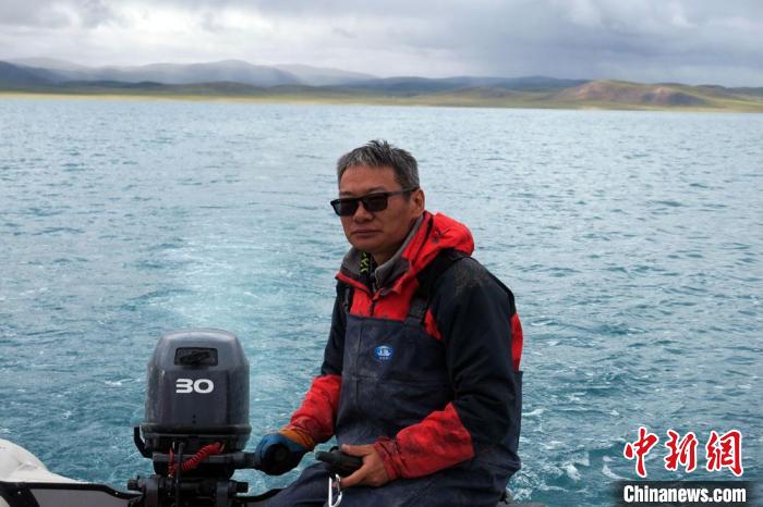 本次科考領(lǐng)隊、中科院青藏高原所侯居峙研究員駕駛充氣快艇?！?lt;a target='_blank' ><p  align=