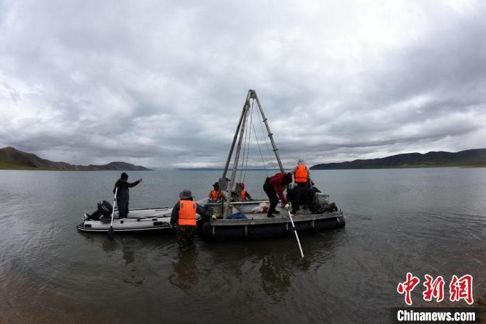 科考隊員向巴木錯湖心進發(fā)?！?lt;a target='_blank' ><p  align=