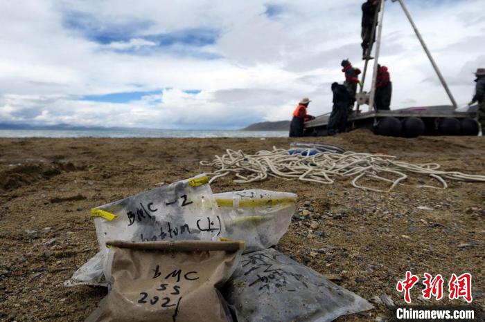 科考隊員從巴木錯采集的科研樣品?！?lt;a target='_blank' ><p  align=
