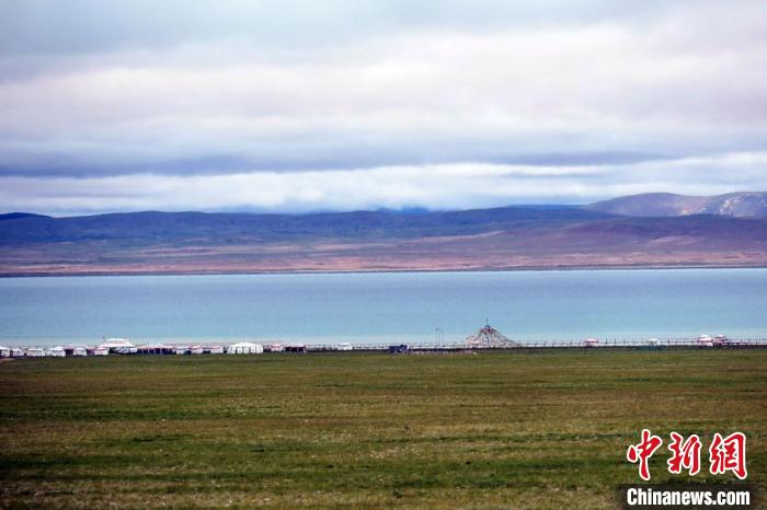 西藏安多縣茲格塘錯(cuò)岸邊帳篷林立，旅游業(yè)發(fā)展勢(shì)頭良好?！?lt;a target='_blank' ></p><p  align=