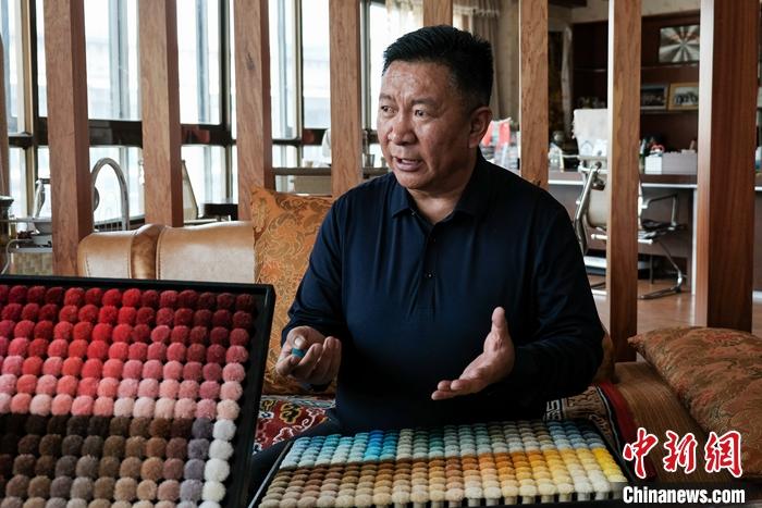 圖為8月4日，次旦展示自己的藏毯標(biāo)準(zhǔn)“色卡”。 <a target='_blank' ><p  align=