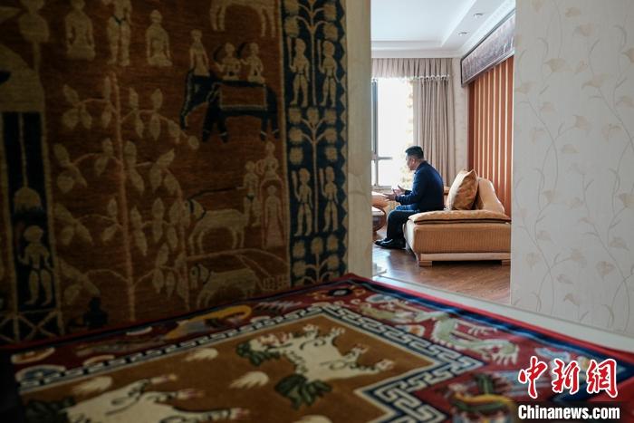 8月4日，次旦在拉薩的公司里懸掛展示的精美藏毯。 <a target='_blank' ><p  align=